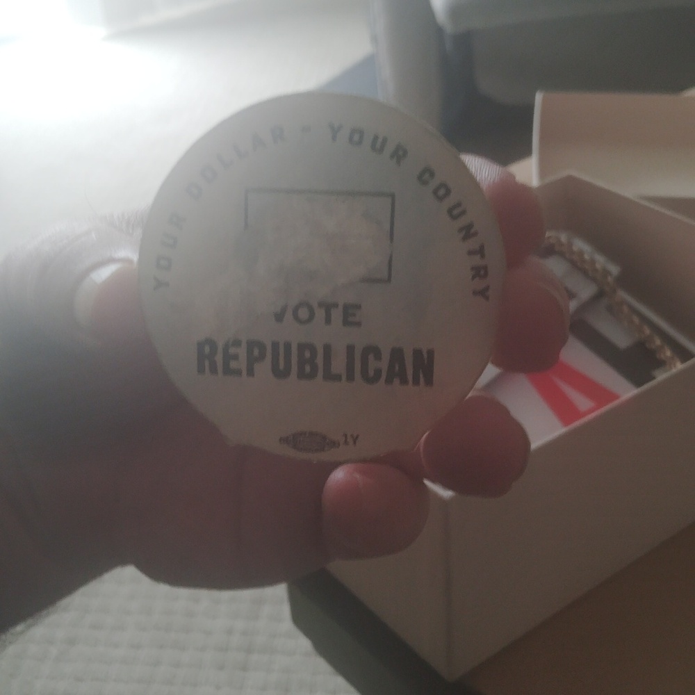 Vote Nixon badge - Picture 3 of 3